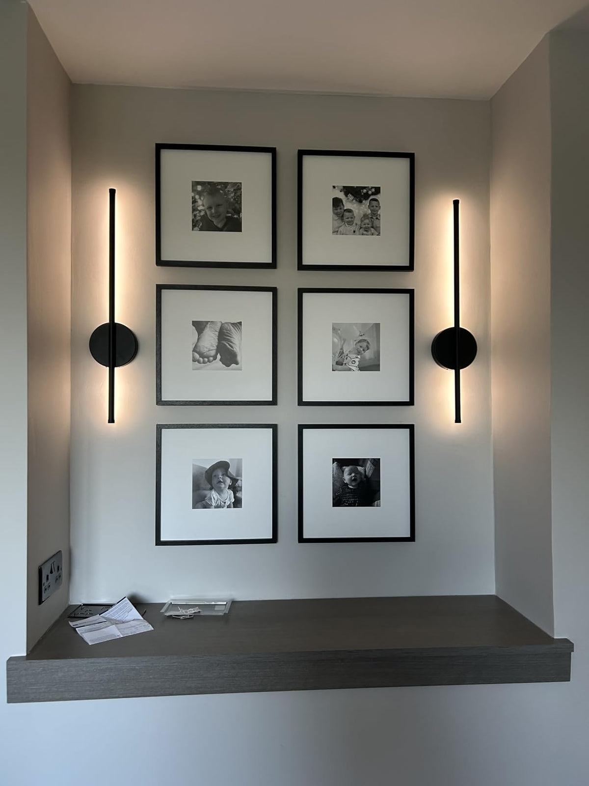Kundefoto af Linea ved en billedvæg