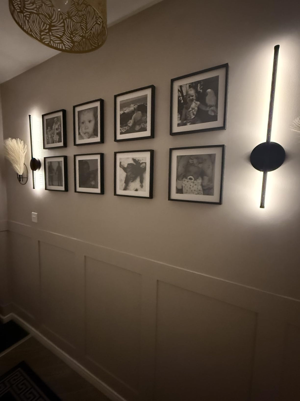Kundefoto af Linea ved billedvæggen i entréen