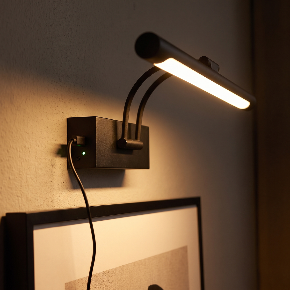 Oplades på væggen: USB-C-kabel i siden af boksen, grønt lys når den er fuldt opladet