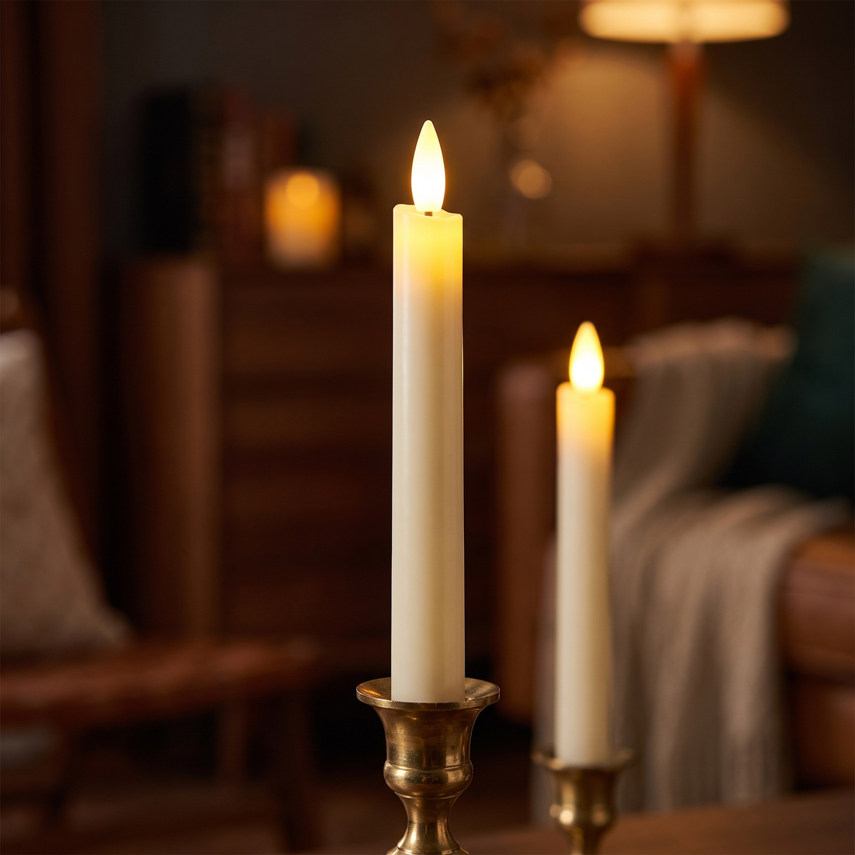 Nærbillede af Velas flamme: en lysdiode formet som en flamme oven på det elfenbenshvide lys