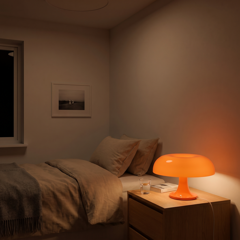 Samme soveværelseshjørne med loftlampen slukket og Sienna tændt på natbordet til højre