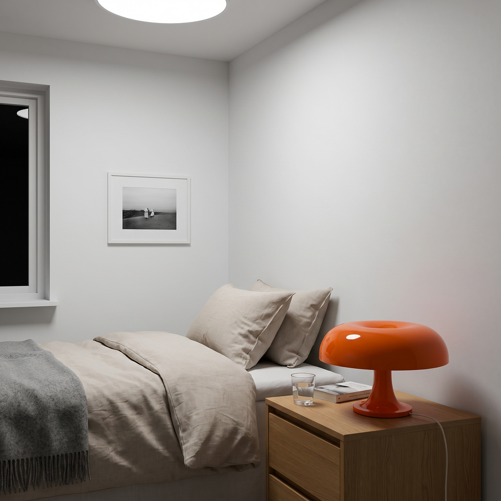 Soveværelseshjørne med loftlampen tændt — koldt og fladt lys, Sienna slukket på natbordet til højre